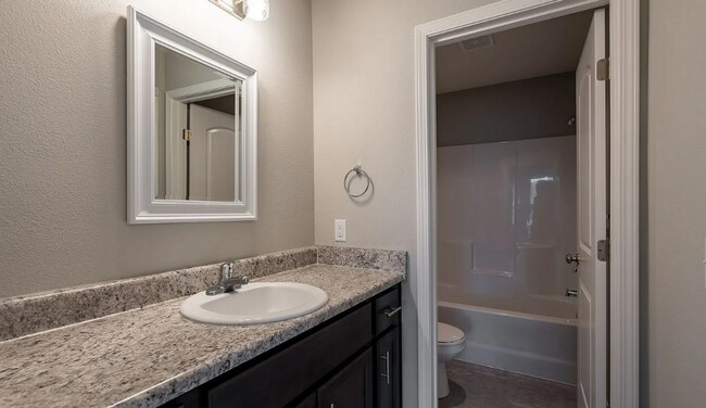 Foto del edificio - Republic Duplex Available in April!