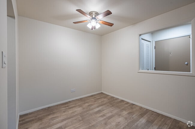 2 habitaciones, 1 baño - 890 pies cuadrados - Comedor - Green Oaks Apartments