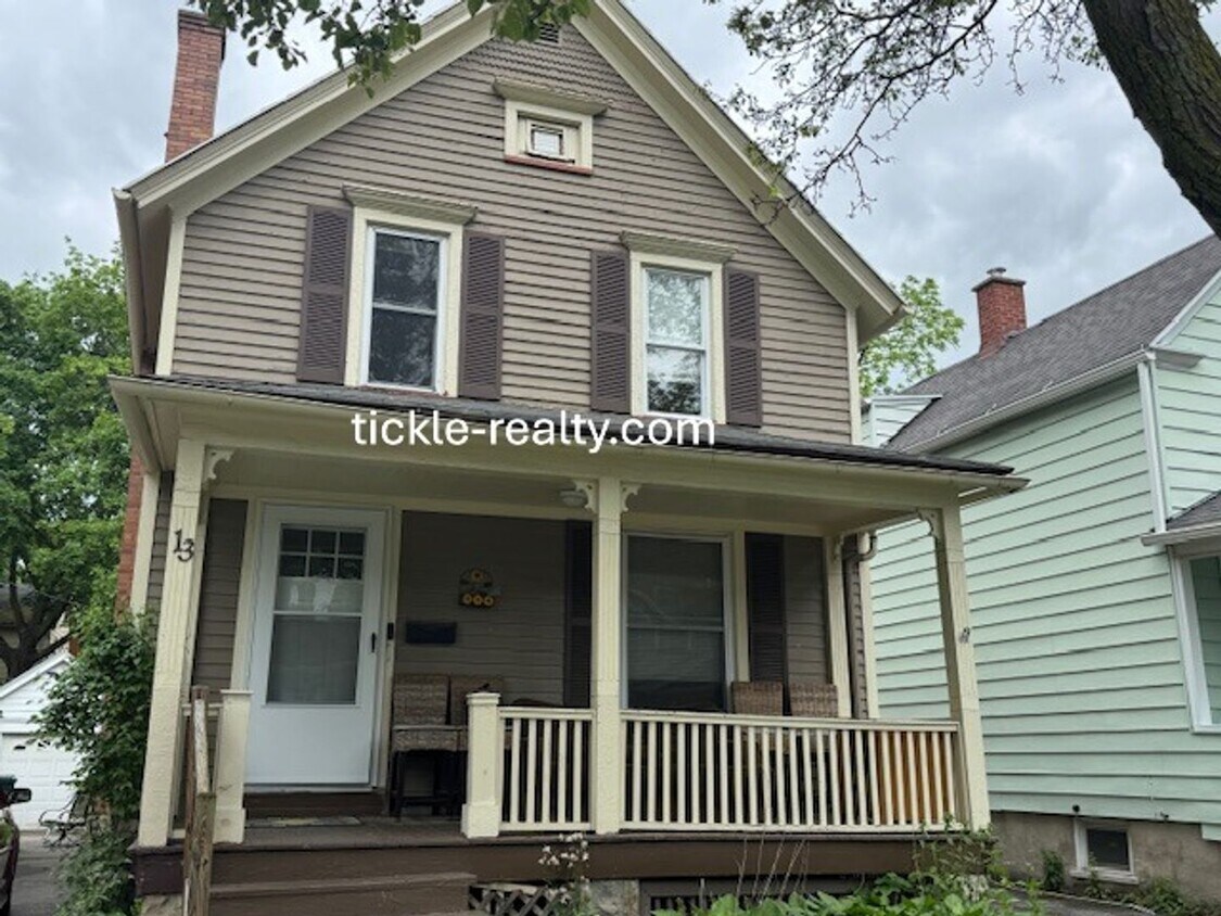 Foto principal - 4 Bedroom Park Ave House - 2 Full Baths, D...