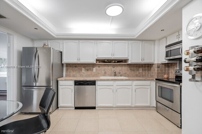 Foto del edificio - 2 br, 2 bath Condo - 3200 Port Royale Dr N...