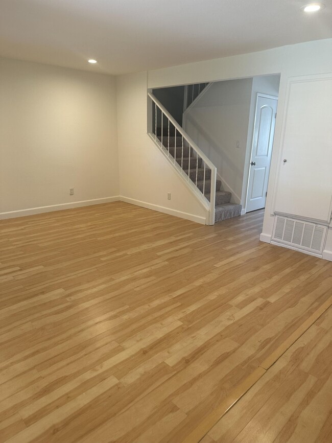 Building Photo - 209 Touchstone Pl
