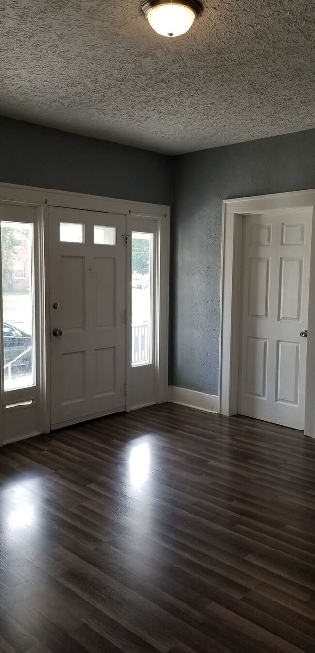 Building Photo - *SELF SHOW AVAILABILITY* 414 W Monroe St