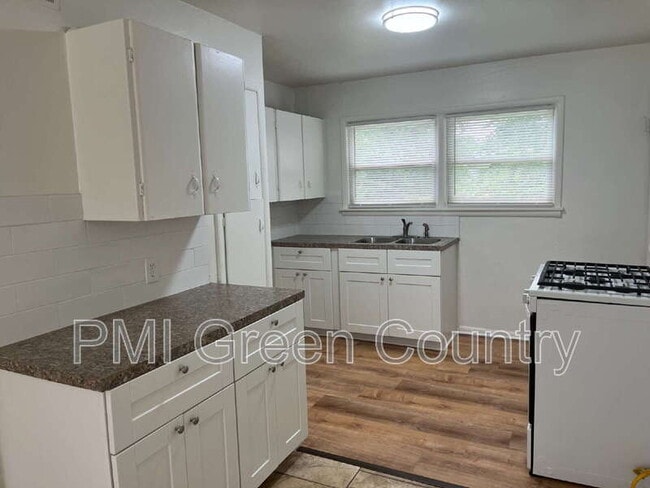 Building Photo - 4338 N Hartford Ave