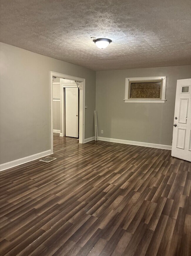 Building Photo - 48 N Roys Ave