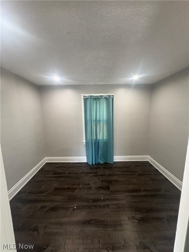 Foto del edificio - 2926 E 123rd St