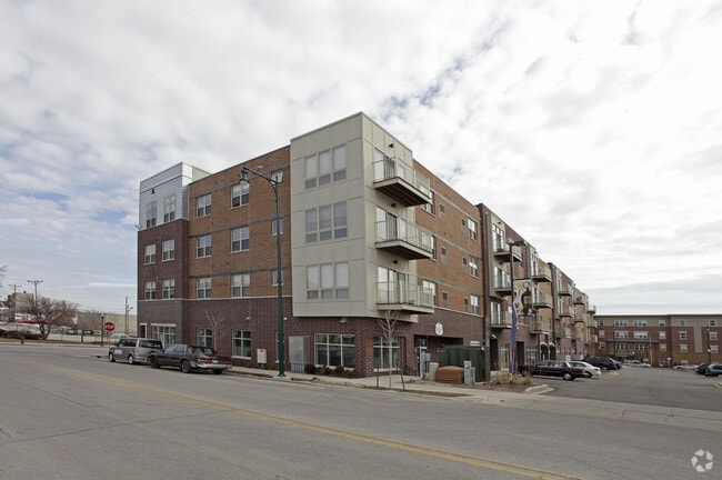 Primary Photo - Six Points Apts