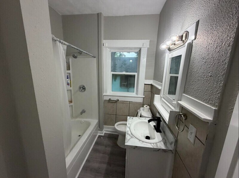 Foto del edificio - 4851 Hillside St