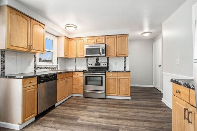 Foto del edificio - $1450- 3-Bed/1.5-Bath Town House Duplex, Basement, Garage, 1300 sq. ft. Attractive remodeled mode...