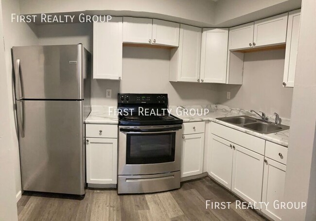 Building Photo - 2 Bedroom, 1 Bath Apartment for Rent, Move...