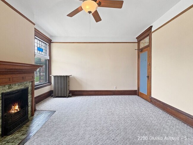 Foto del edificio - 2200 Grand Ave S