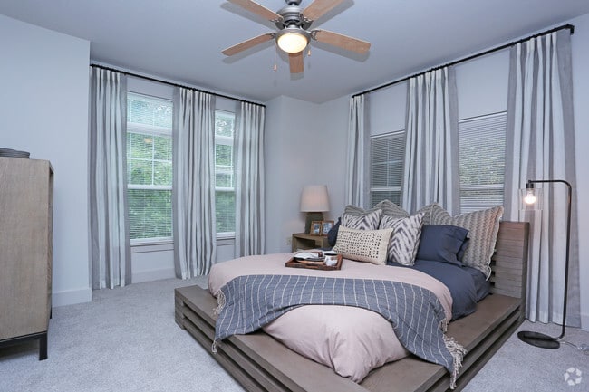 Interior Photo - 10 Perimeter Park