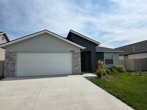 Building Photo - 4890 N Elmstone Ave