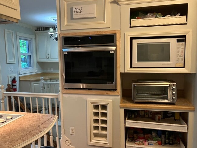 Building Photo - Furnished 6 month rental