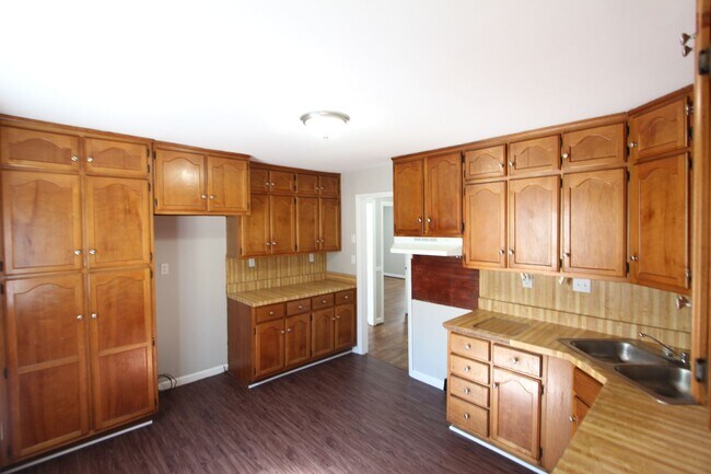 Building Photo - New on the Market with Great New Features!!