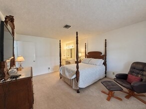 Building Photo - 1121 Boxwood Dr