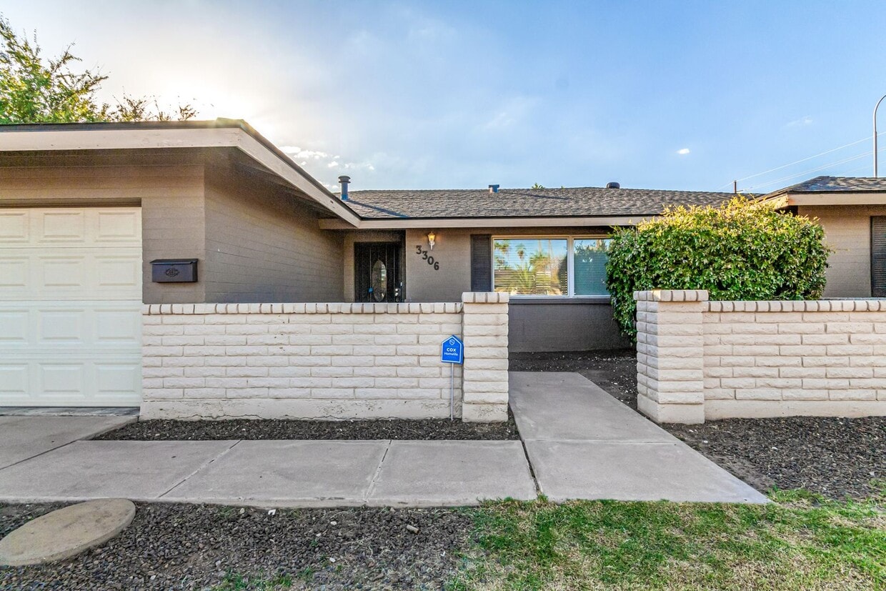 Primary Photo - Stunning Tempe home - 5 bedroom - pool & y...