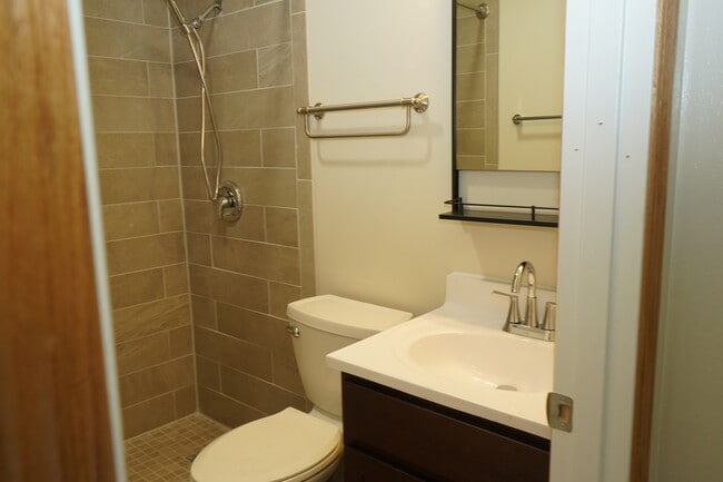 Building Photo - JJGF 2 - 851-861 Evergreen Dr