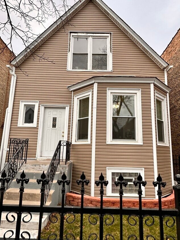 Foto principal - 2429 N Springfield Ave