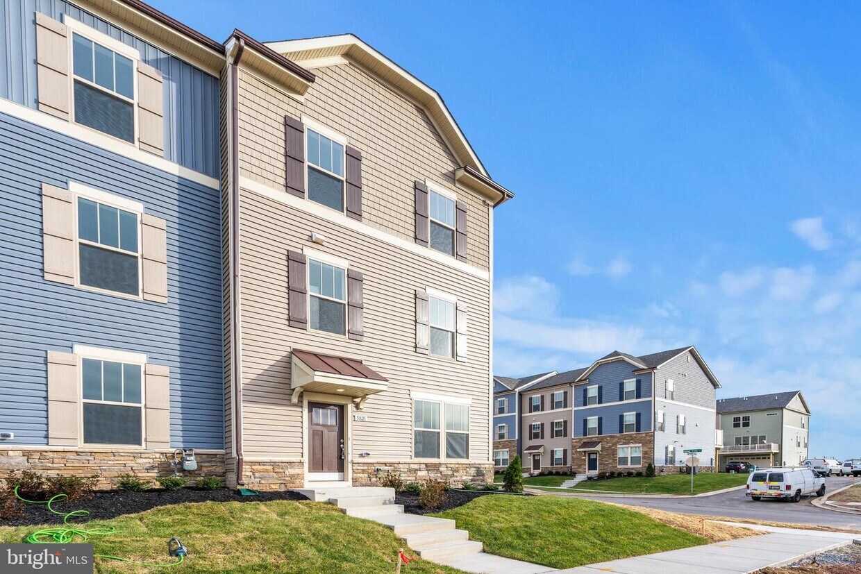 Foto principal - 5821 GARDEN WALK Dr