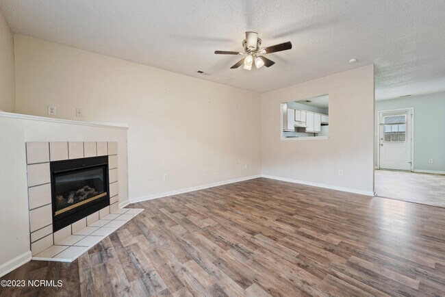 Building Photo - 207 Pinegrove Ct
