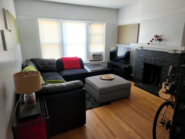 Building Photo - 911 W Irving Park Rd