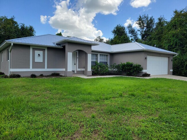 Building Photo - *Annual* Nice & Clean 3 Bed, 2 Bath with P...