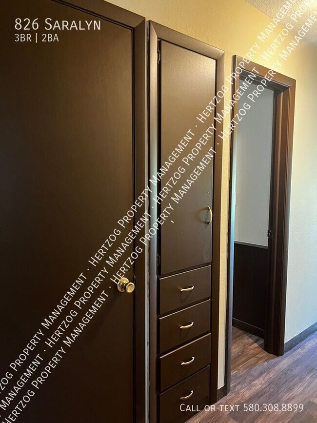 Foto del edificio - 826 Saralyn-