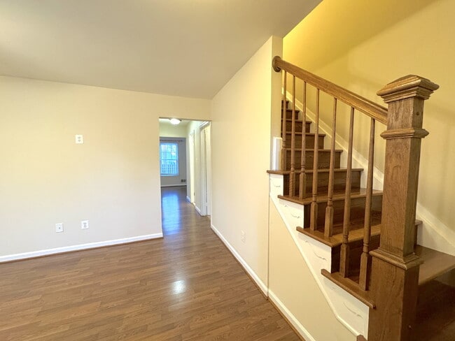 Building Photo - Charming Reston Townhome: Your Ideal Commuter's Haven