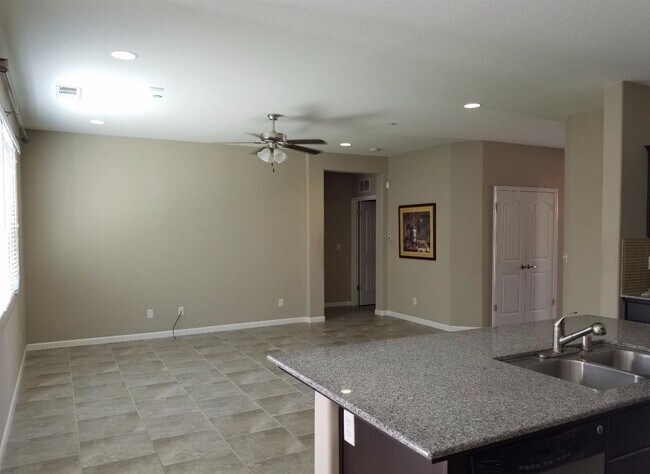 Building Photo - 3 Bedroom 2 Bath
