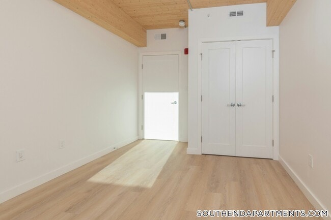 Building Photo - 11 E Lenox St