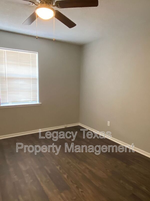 Building Photo - 1302 Berry Dr