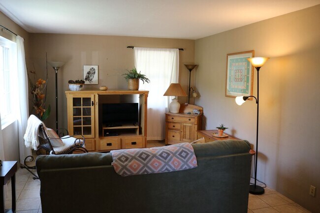 Building Photo - Two bedroom one bath fully furnished locat...