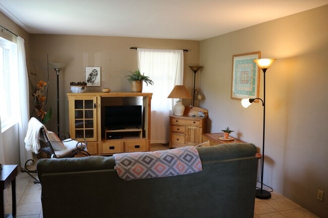 Building Photo - Two bedroom one bath fully furnished located in central Tucson!