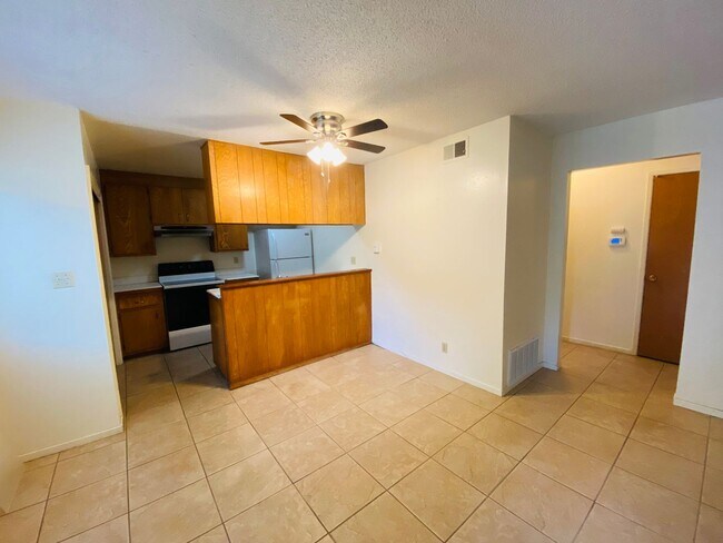 Foto del edificio - Cozy Condo in Folsom Estates