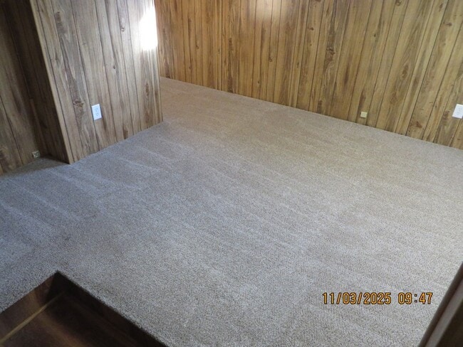 Building Photo - 921 W 8th St