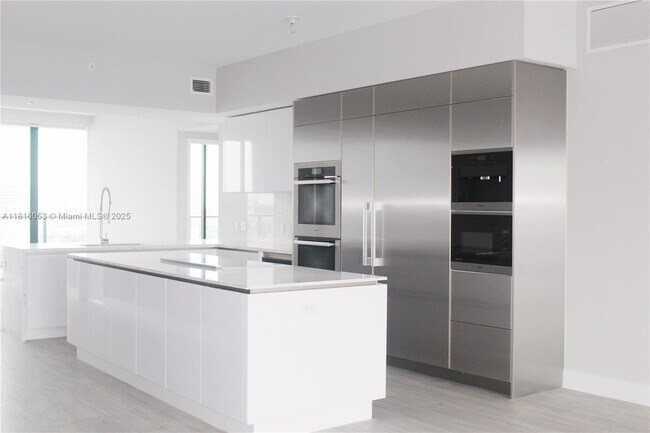 Building Photo - 5000 Island Estates Dr