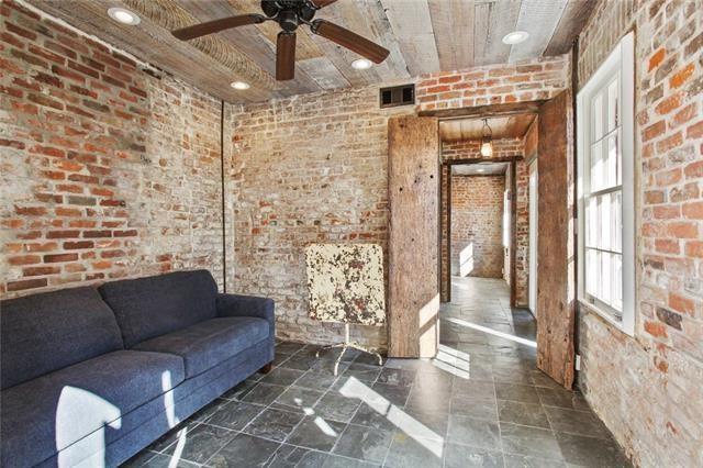 Building Photo - 606 Burgundy St