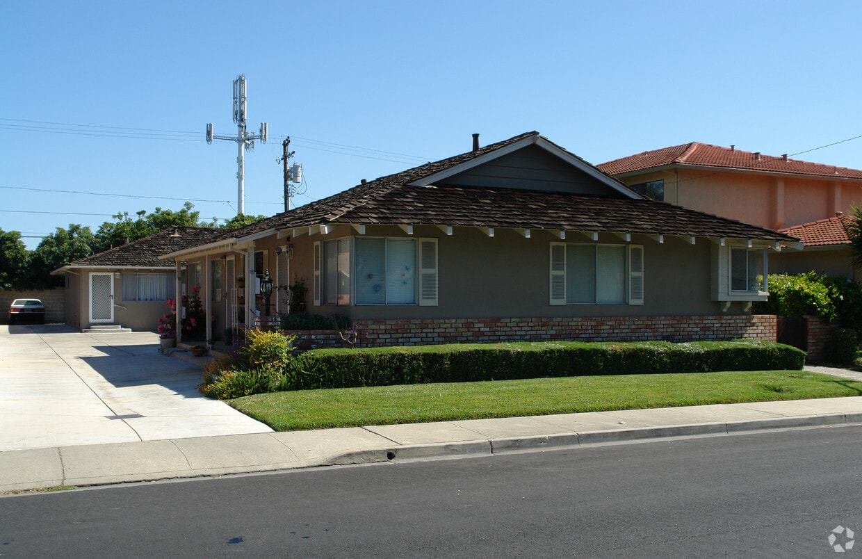 Building Photo - 2447 Anna Dr