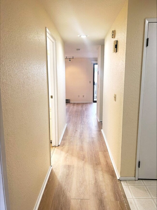 Building Photo - 2 Bedroom 1.5 Bath Condo Renton - 1 Carpor...
