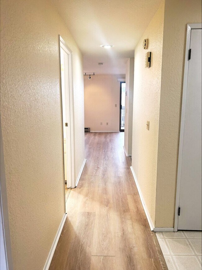 Foto del edificio - 2 Bedroom 1.5 Bath Condo Renton - 1 Carpor...