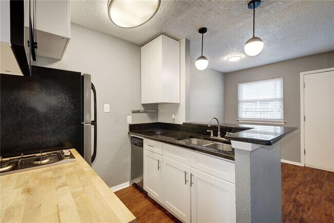Foto del edificio - 2401 Manor Rd