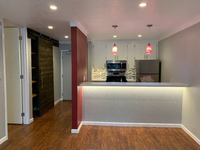 Foto del edificio - 8136 Shelter Creek Ln