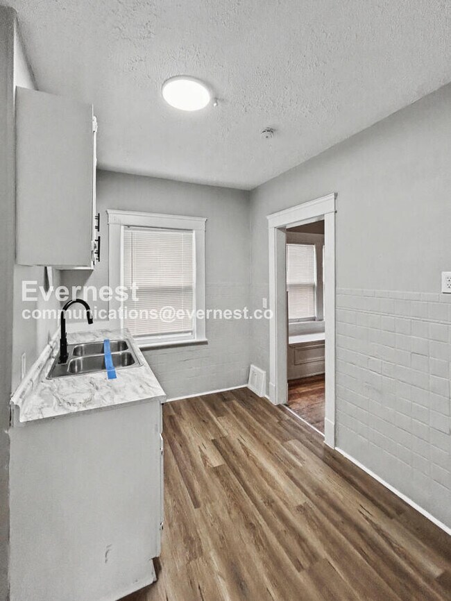 Foto del edificio - 2932 E 118th St