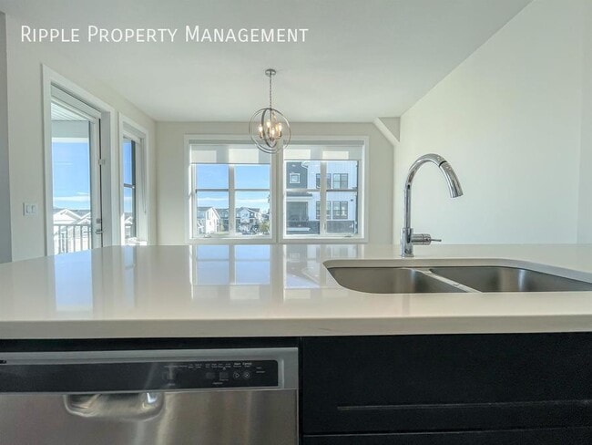 Photo du bâtiment - STUNNING 3 BEDS+ DEN/ 2.5 BATHS TOWNHOUSE