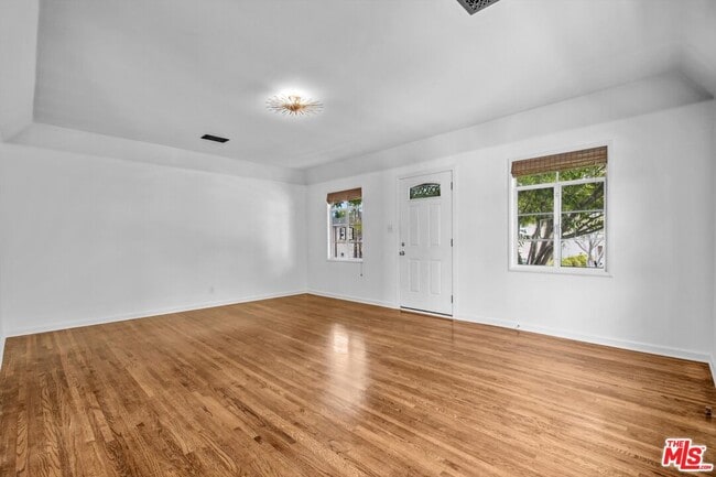 Building Photo - 350 S Roxbury Dr