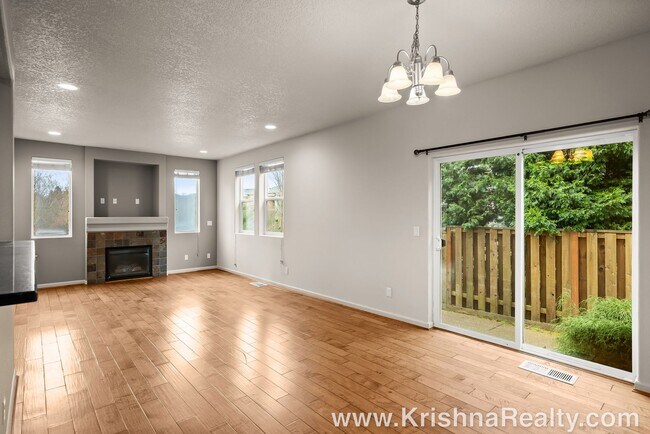 Foto del edificio - Beautiful 4 BD* 2.5 BA* Corner Lot Single ...