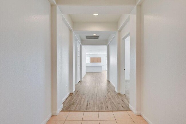 Foto del edificio - BEAUTIFUL 4 BEDROOM HOME IN GUARD GATED COMMUNITY!
