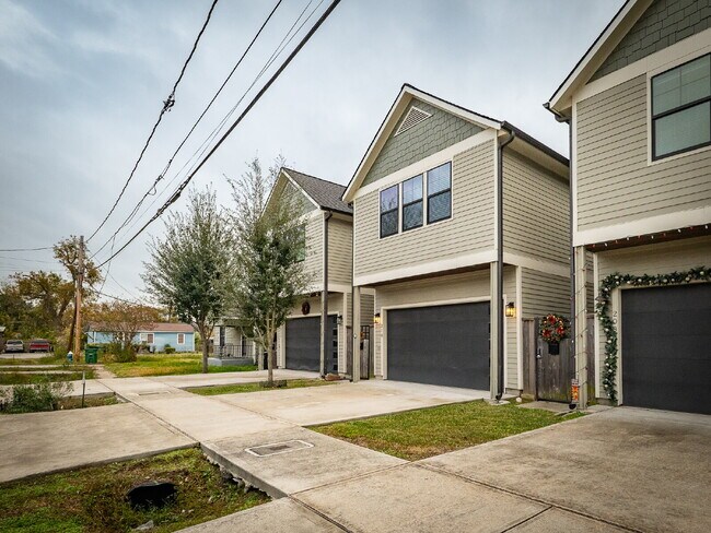 Building Photo - "Charming 4-Bed Houston Haven with Elegance on East 32nd Street!"