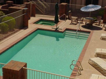 Foto del edificio - Beautiful 2 Bed 2 Bath Townhouse. Totally Remodeled, Modern Poolside Unit with Loft Feel. All Kit...