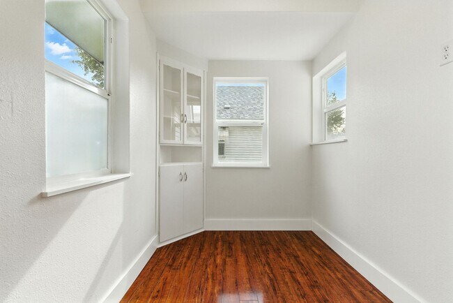Foto del edificio - Charming Updated Home with Loft & Secure A...